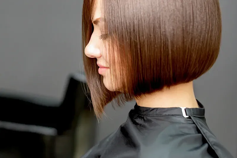 Femme de profil carré plongeant