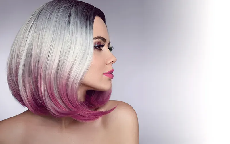 Femme de profil cheveux blancs et rose