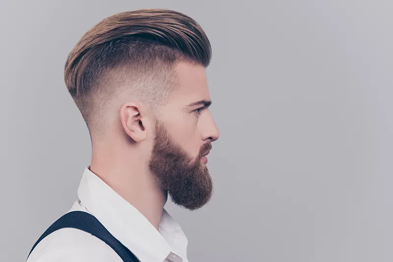 Homme de profil avec barbe et cheveux en arrière