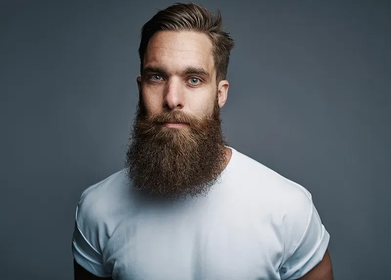 Homme de profil avec grande barbe